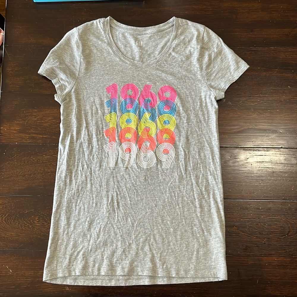 Gap “1969” gray short sleeve Tshirt